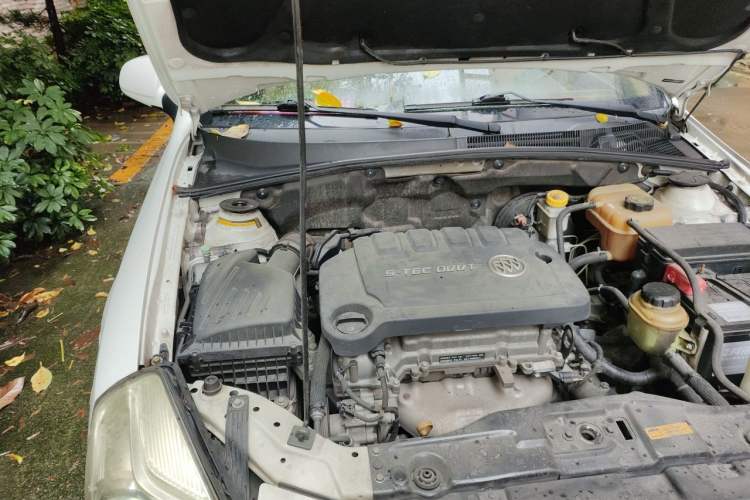 Used Buick Excelle 2013 1.5L Automatic Classic Model Engine Bay Right
