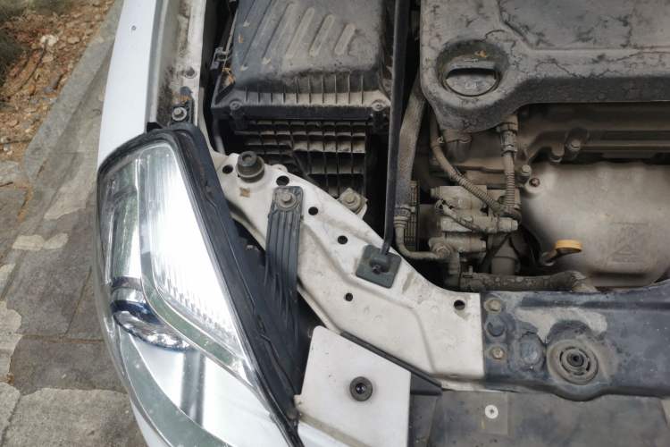 Used Buick Excelle 2013 1.5L Automatic Classic Model Engine Bay Right
