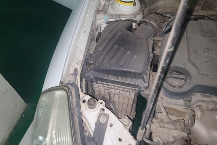 Used Buick Excelle 2013 1.5L Manual Classic Model Engine Bay Right