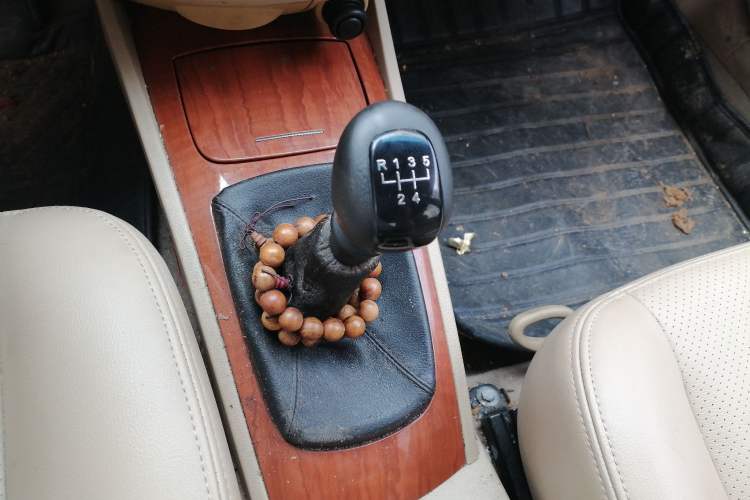 Used Buick Excelle 2013 1.5L Manual Luxury Model Gear Lever