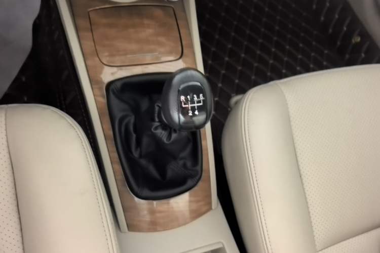Used Buick Excelle 2013 1.5L Manual Luxury Model Gear Lever