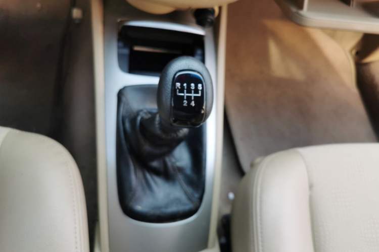 Used Buick Excelle 2013 1.5L Manual Classic Model Gear Lever
