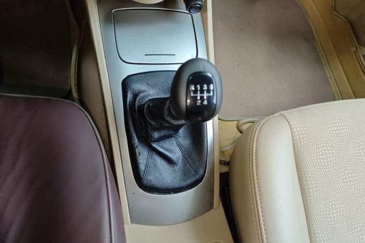 Used Buick Excelle 2013 1.5L Manual Classic Model Gear Lever