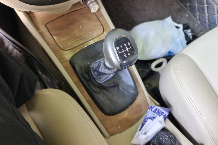 Used Buick Excelle 2013 1.5L Manual Classic Model Gear Lever
