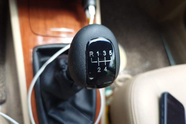 Used Buick Excelle 2013 1.5L Manual Luxury Model Gear Lever