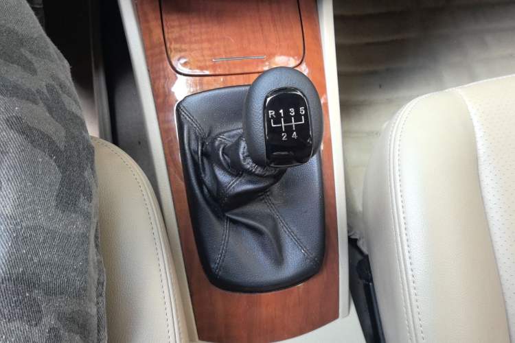 Used Buick Excelle 2013 1.5L Manual Luxury Model Gear Lever