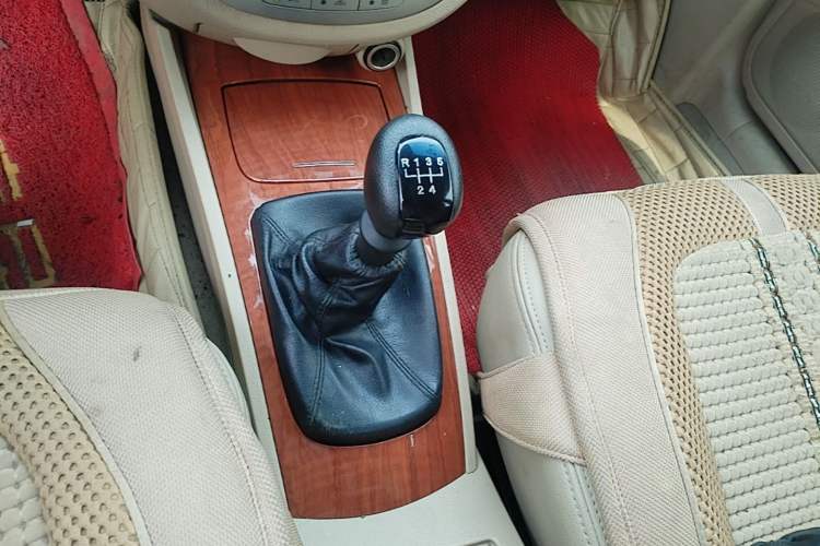Used Buick Excelle 2013 1.5L Manual Luxury Model Gear Lever