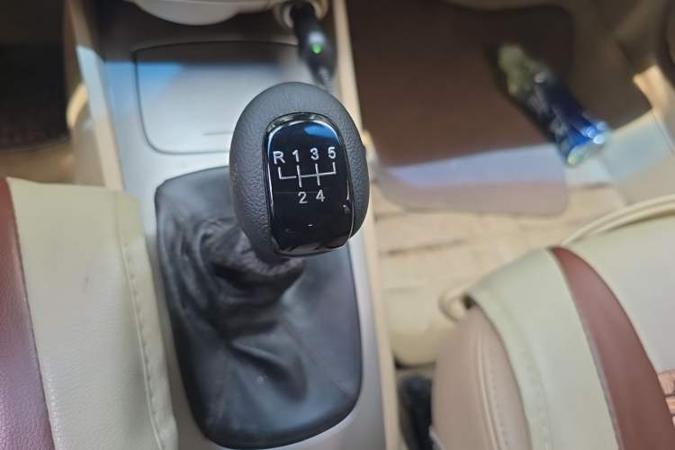 Used Buick Excelle 2013 1.5L Manual Classic Model Gear Lever