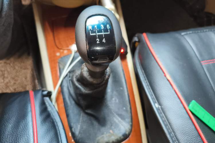Used Buick Excelle 2013 1.5L Manual Luxury Model Gear Lever