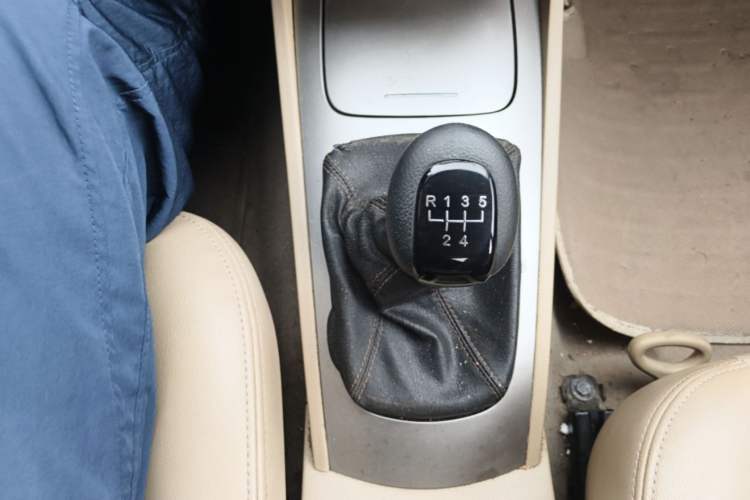 Used Buick Excelle 2013 1.5L Manual Classic Model Gear Lever