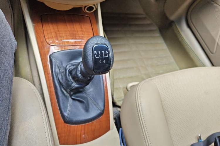 Used Buick Excelle 2013 1.5L Manual Luxury Model Gear Lever