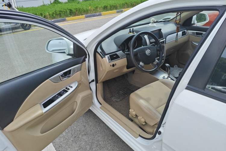 Used Buick Excelle 2013 1.5L Automatic Classic Model Interior 3