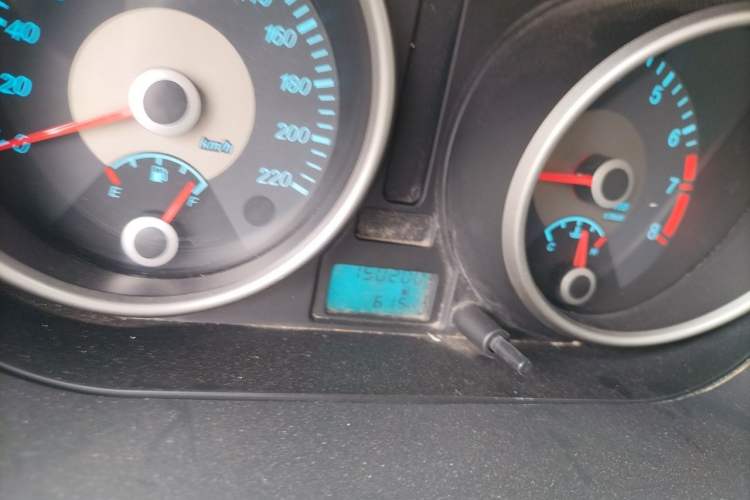 Used Buick Excelle 2013 1.5L Manual Classic Model Odometer Close Up