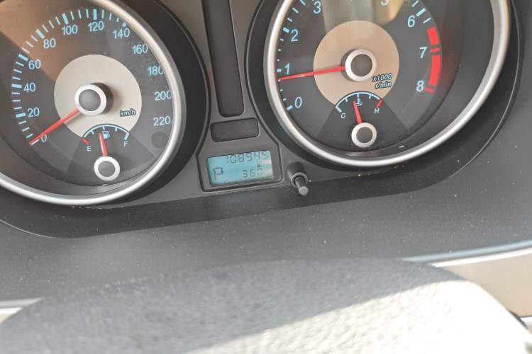 Used Buick Excelle 2013 1.5L Automatic Classic Model Odometer Close Up