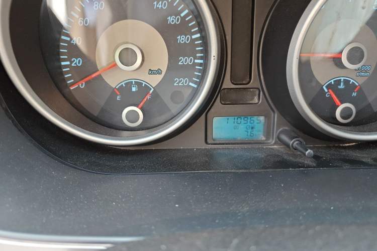 Used Buick Excelle 2013 1.5L Manual Classic Model Odometer Close Up