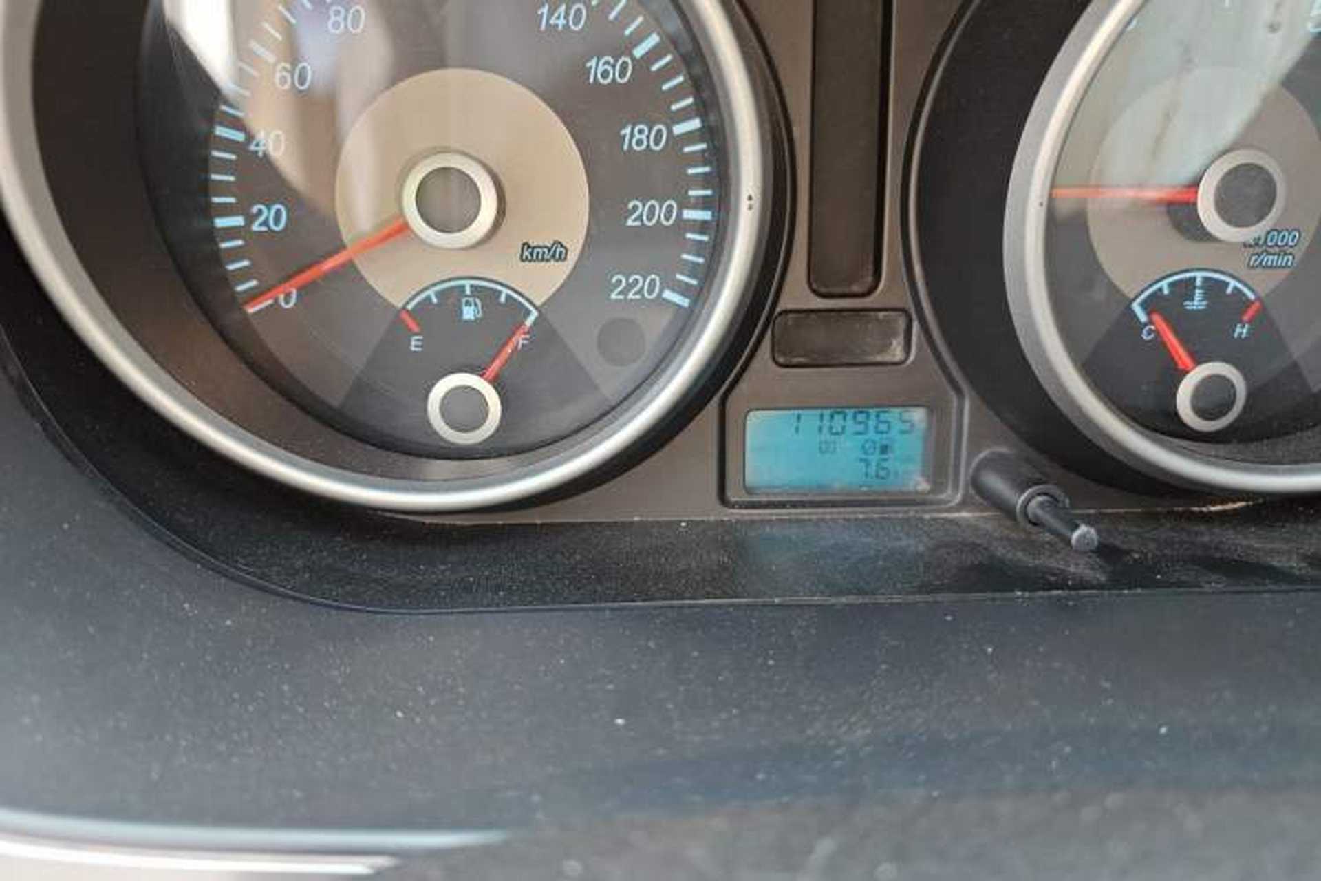 Used Buick Excelle 2013 1.5L Manual Classic Model Odometer Close Up