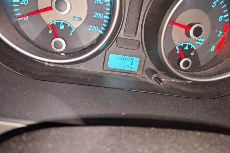 Used Buick Excelle 2013 1.5L Manual Classic Model Odometer Close Up