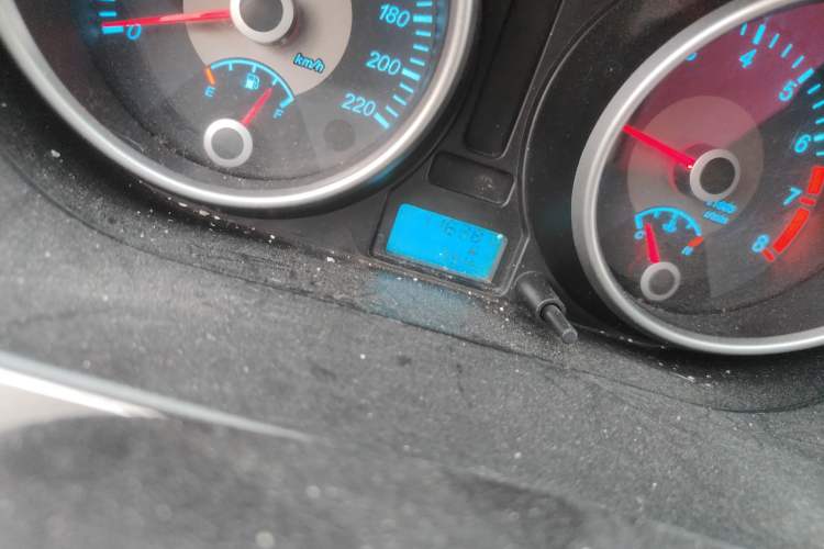 Used Buick Excelle 2013 1.5L Manual Classic Model Odometer Close Up