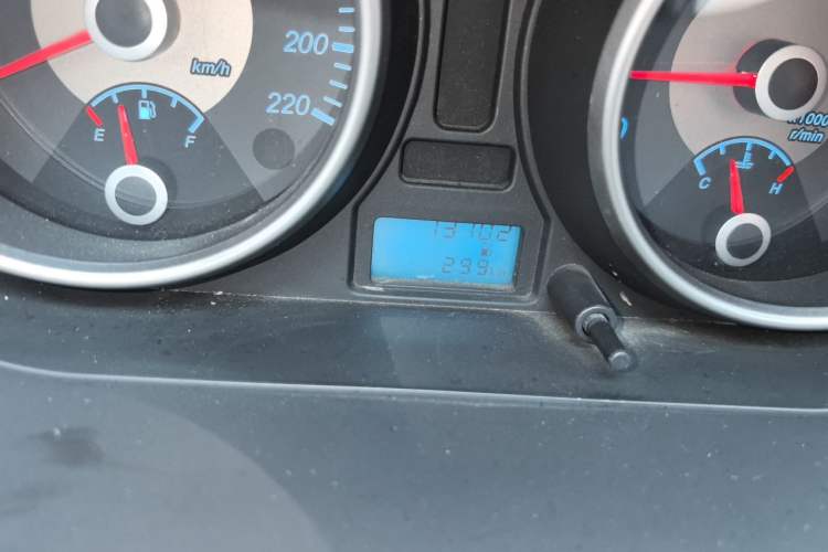 Used Buick Excelle 2013 1.5L Manual Classic Model Odometer Close Up