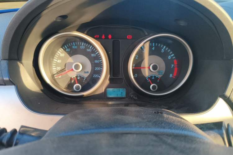 Used Buick Excelle 2013 1.5L Manual Classic Model Odometer Close Up