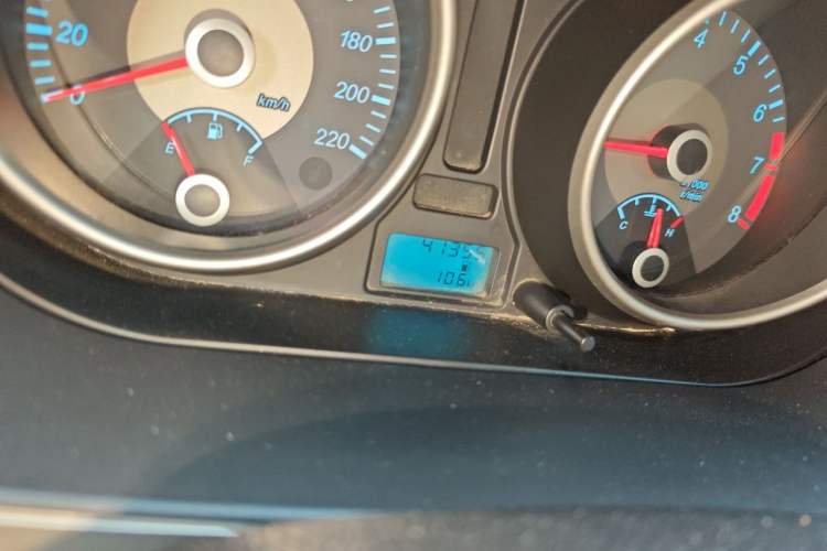 Used Buick Excelle 2013 1.5L Manual Classic Model Odometer Close Up