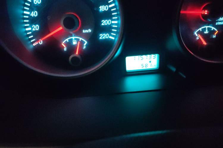 Used Buick Excelle 2013 1.5L Manual Classic Model Odometer Close Up