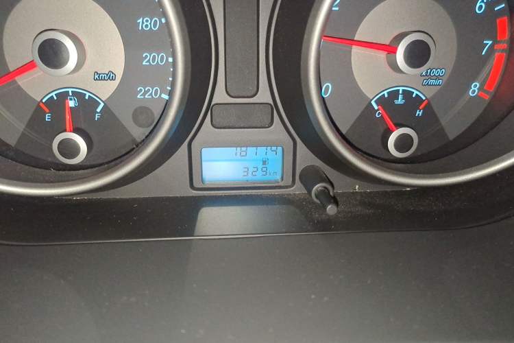 Used Buick Excelle 2013 1.5L Manual Classic Model Odometer Close Up
