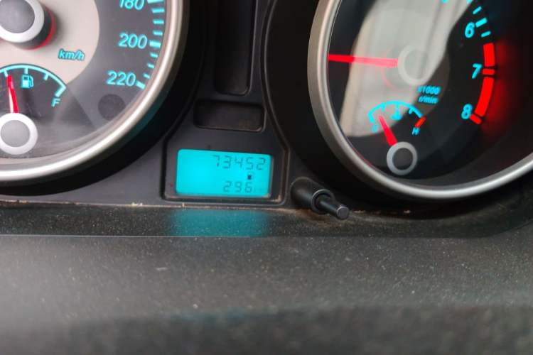 Used Buick Excelle 2013 1.5L Manual Classic Model Odometer Close Up