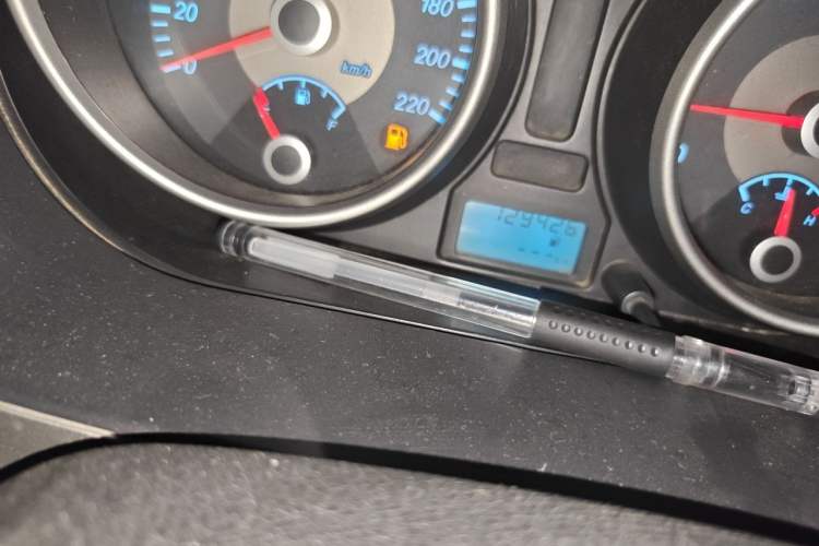Used Buick Excelle 2013 1.5L Manual Classic Model Odometer Close Up
