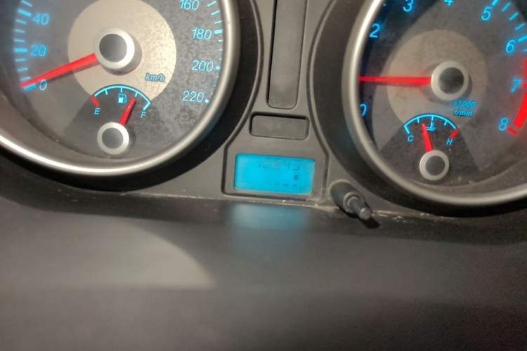Used Buick Excelle 2013 1.5L Manual Classic Model Odometer Close Up