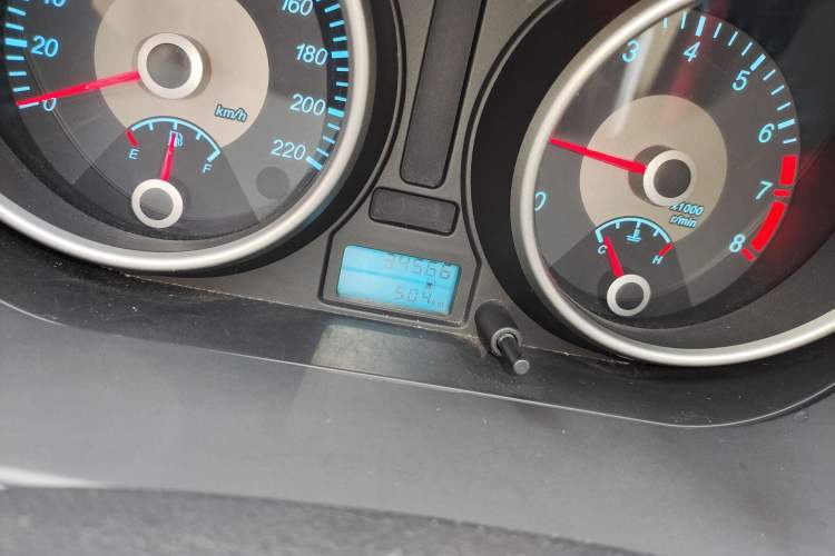 Used Buick Excelle 2013 1.5L Manual Classic Model Odometer Close Up