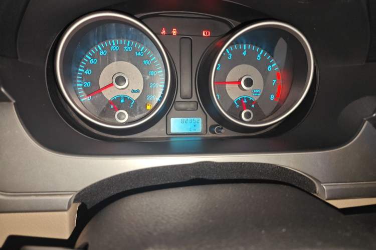 Used Buick Excelle 2013 1.5L Manual Classic Model Odometer Close Up
