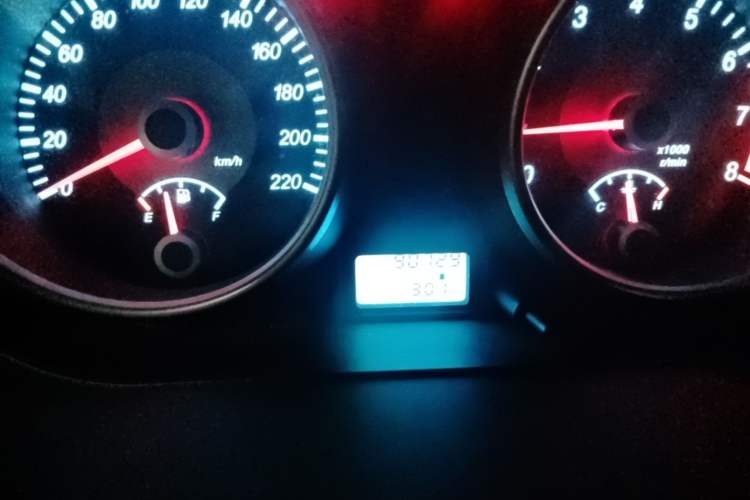Used Buick Excelle 2013 1.5L Manual Classic Model Odometer Close Up