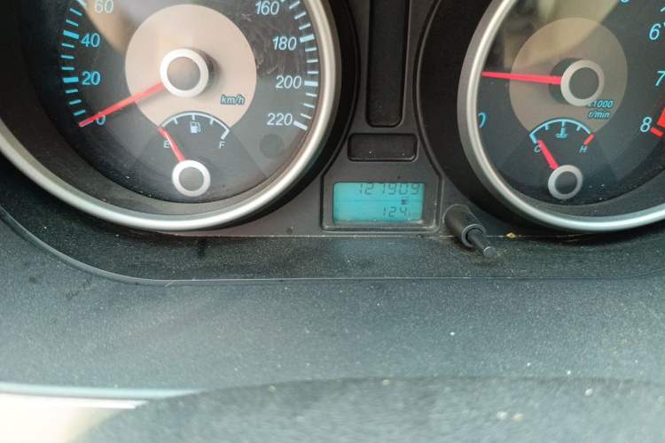 Used Buick Excelle 2013 1.5L Manual Classic Model Odometer Close Up