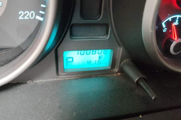 Used Buick Excelle 2013 1.5L Automatic Classic Model Odometer Close Up