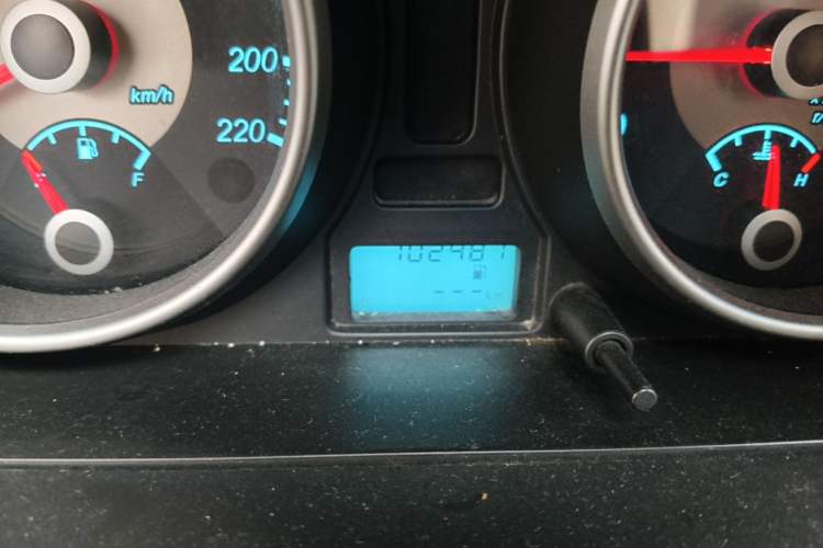 Used Buick Excelle 2013 1.5L Manual Classic Model Odometer Close Up