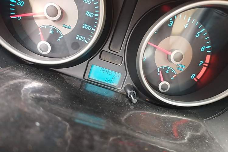 Used Buick Excelle 2013 1.5L Manual Classic Model Odometer Close Up