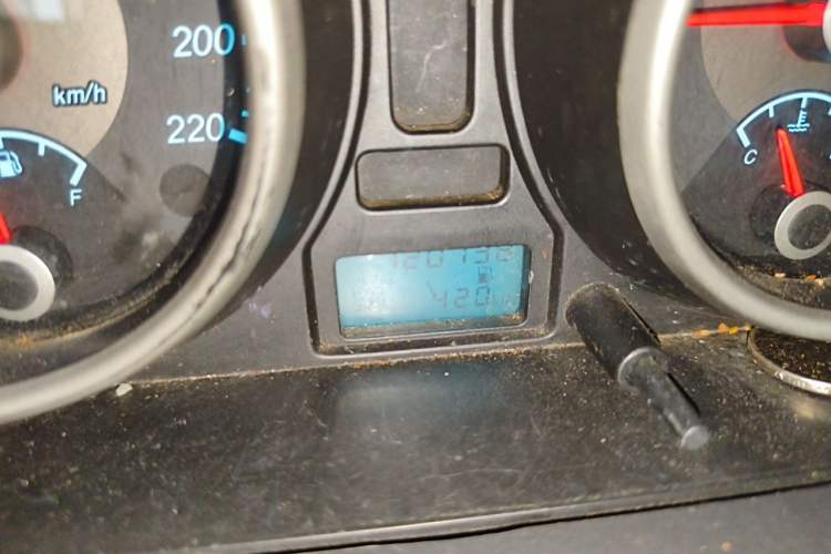 Used Buick Excelle 2013 1.5L Manual Classic Model Odometer Close Up