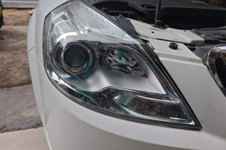 Used Buick Excelle 2013 1.5L Automatic Classic Model Right Front Headlight