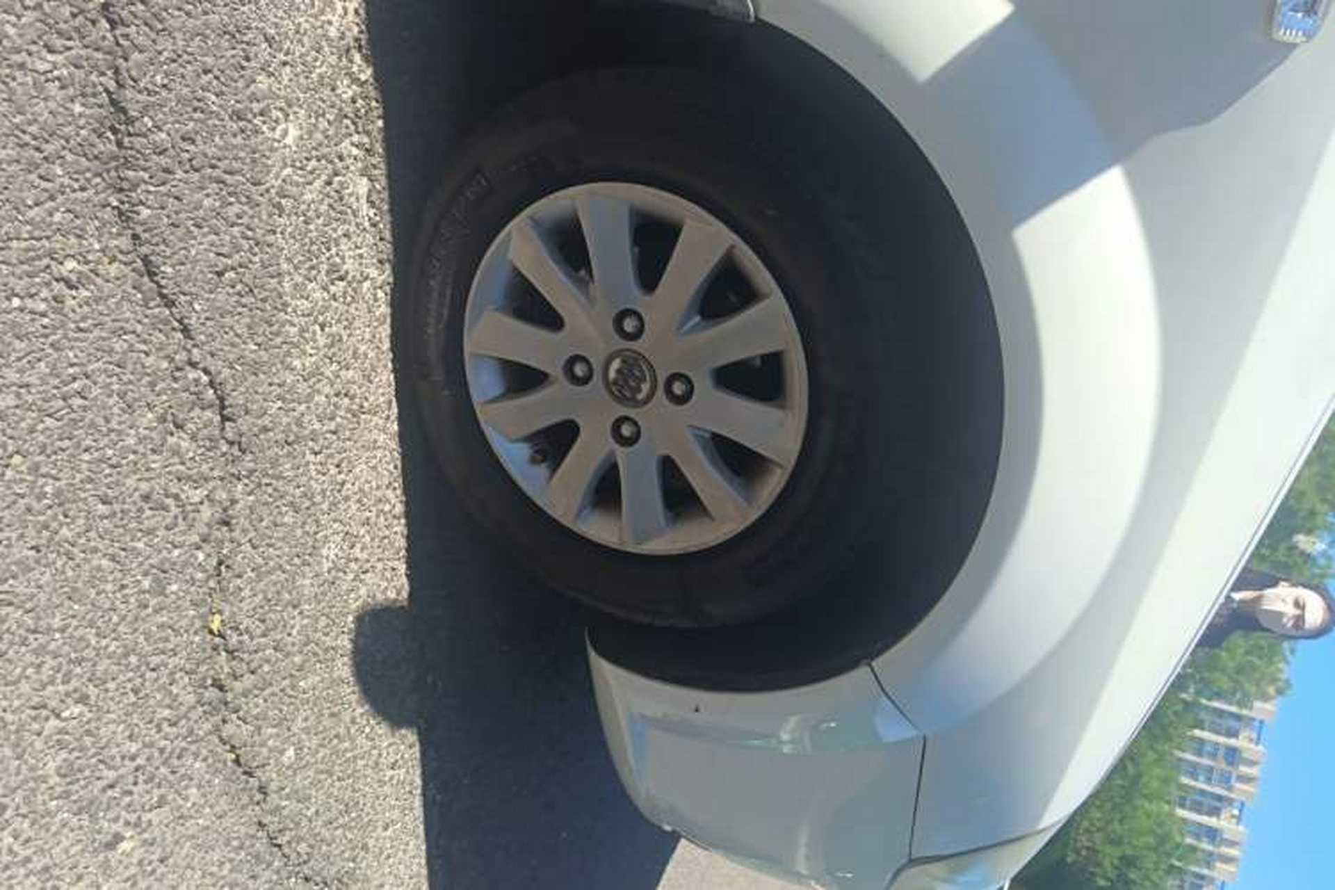 Used Buick Excelle 2013 1.5L Automatic Classic Model Right Front Wheel Hub