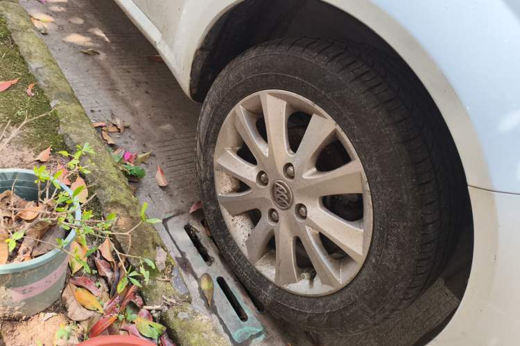 Used Buick Excelle 2013 1.5L Manual Luxury Model Right Front Wheel Hub