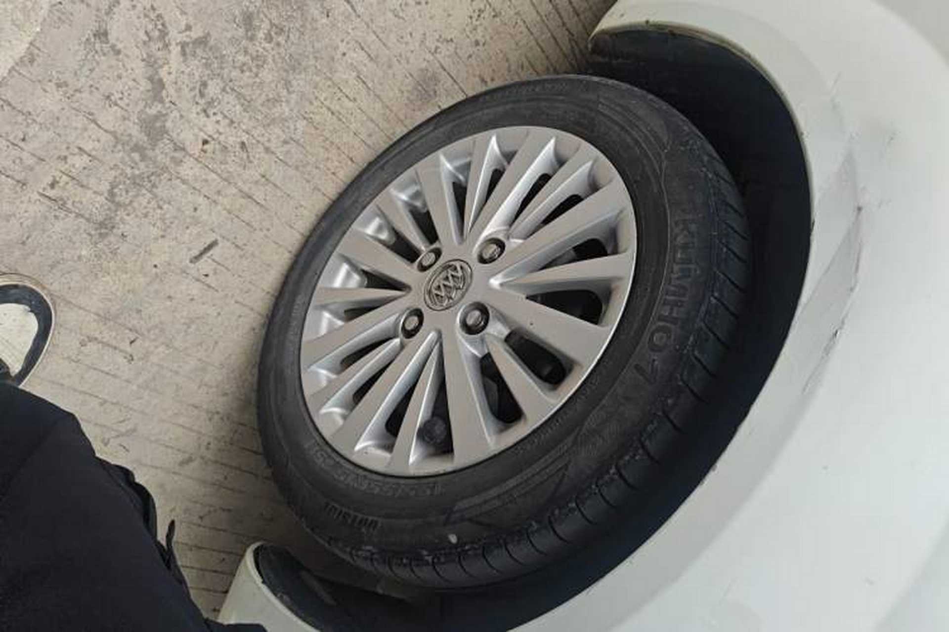 Used Buick Excelle 2013 1.5L Automatic Classic Model Right Front Wheel Hub