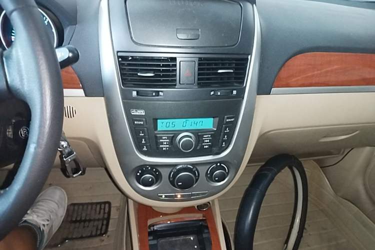 Used Buick Excelle 2013 1.5L Manual Luxury Model Audio And AC Panel