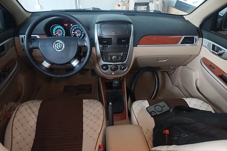 Used Buick Excelle 2013 1.5L Manual Luxury Model Center Console