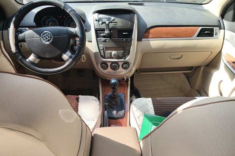 Used Buick Excelle 2013 1.5L Manual Luxury Model Center Console
