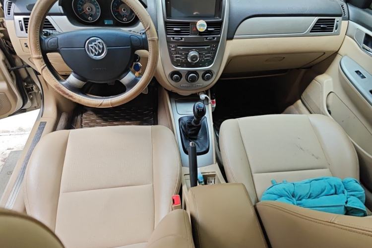 Used Buick Excelle 2013 1.5L Manual Classic Model Center Console