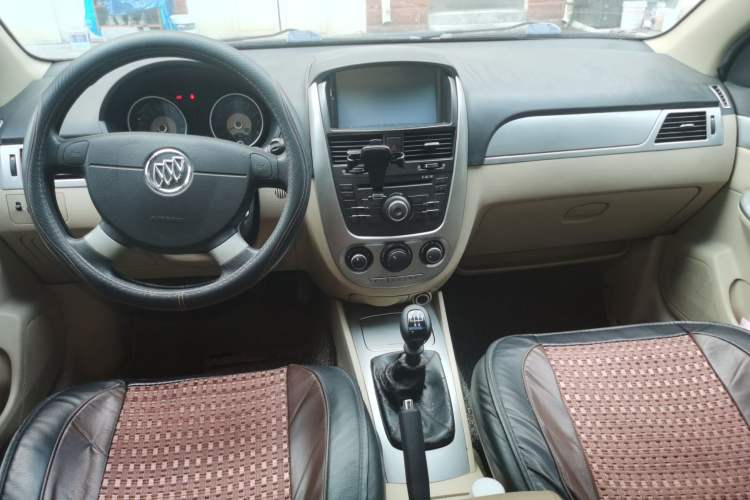 Used Buick Excelle 2013 1.5L Manual Classic Model Center Console