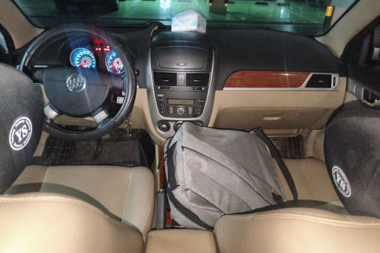 Used Buick Excelle 2013 1.5L Manual Luxury Model Center Console