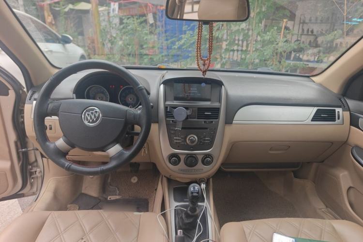 Used Buick Excelle 2013 1.5L Manual Luxury Model Center Console