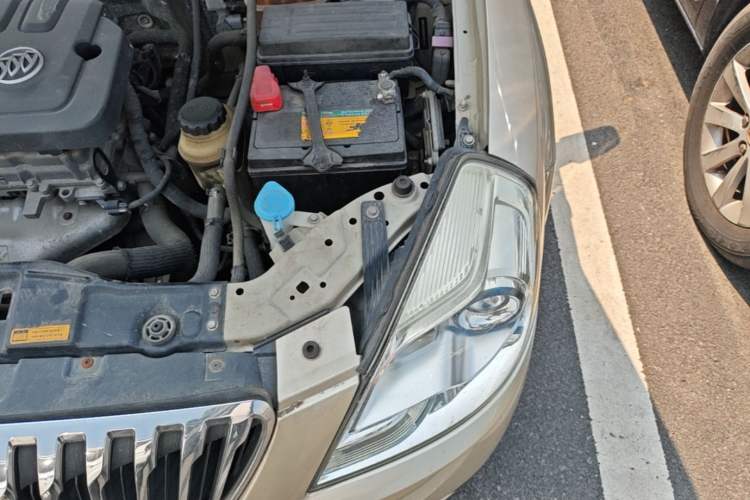 Used Buick Excelle 2013 1.5L Manual Classic Model Engine Bay Left